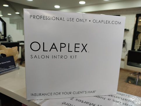 Kit de tratamiento Olaplex utilizado en el salón de peluquería en Vélez-Málaga.