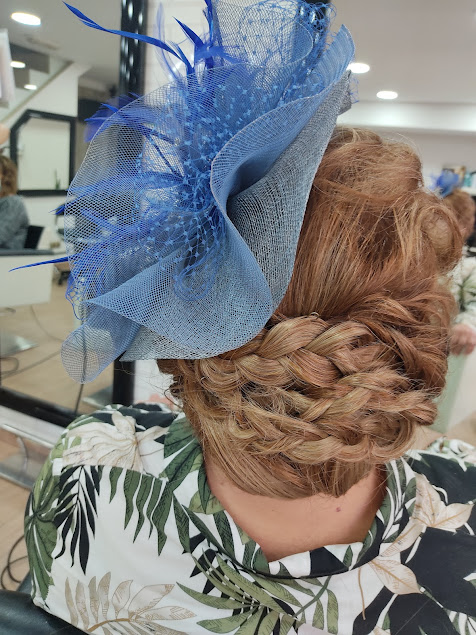 Peinado con trenza y tocado azul para evento especial en el salón de peluquería en Vélez-Málaga.