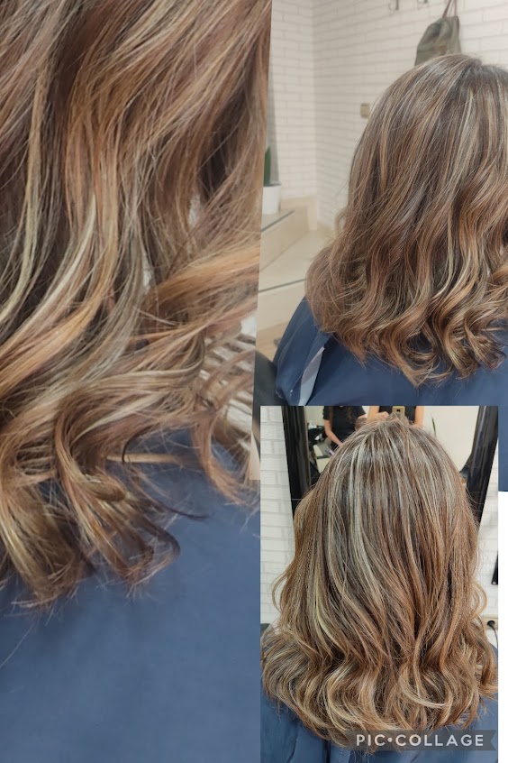 Cabello ondulado con coloración en tonos cálidos en el salón de peluquería en Vélez-Málaga.