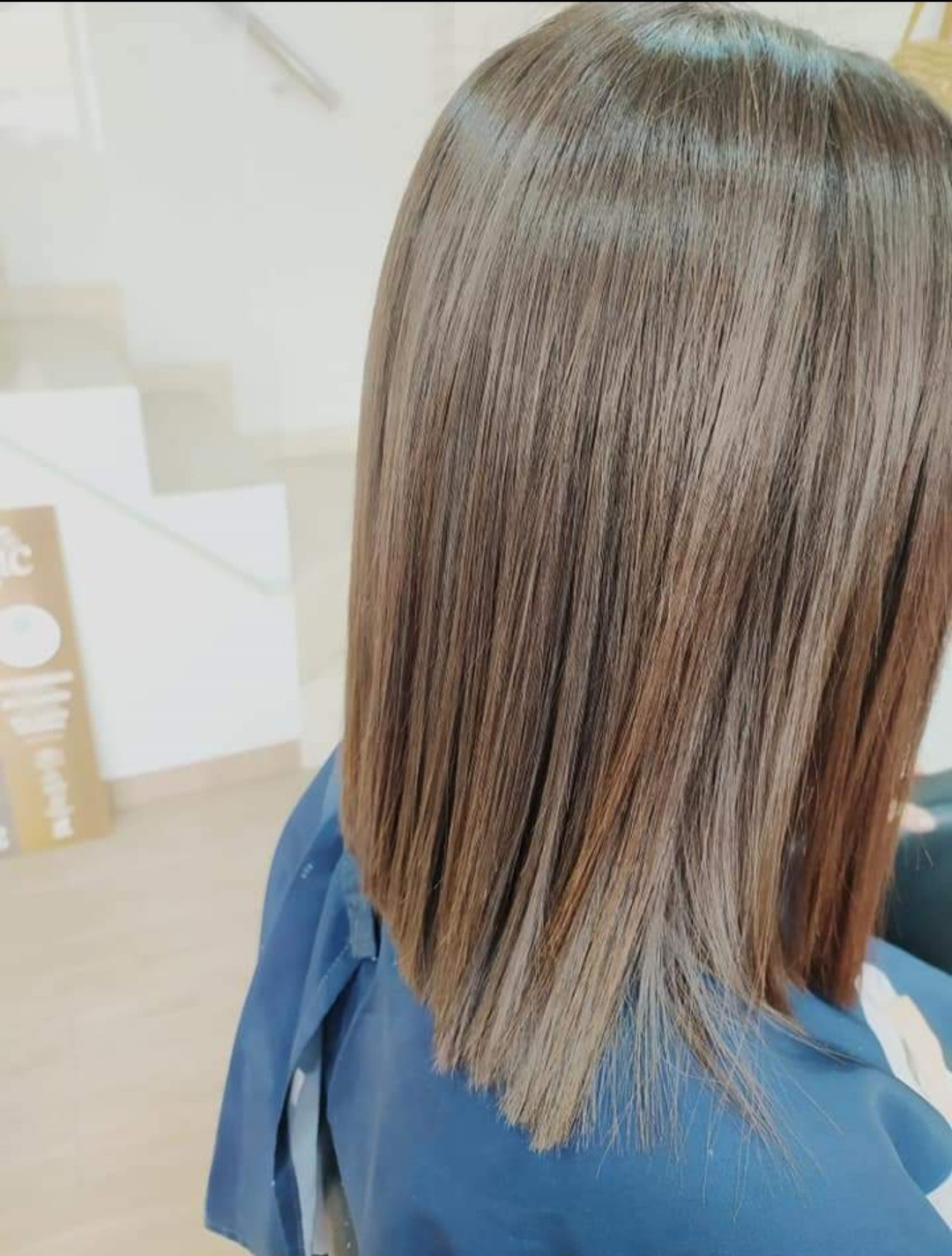 Cabello con degradado en puntas y tono cálido en el salón de peluquería en Vélez-Málaga.