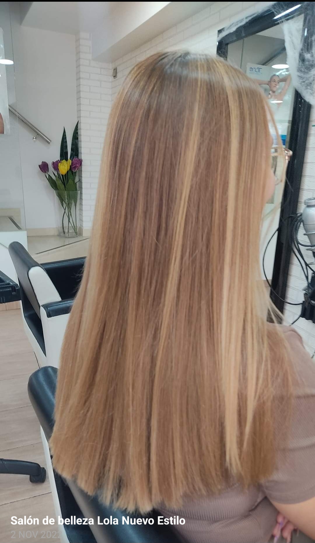 Cabello liso y con un acabado natural y brillante en el salón de peluquería en Vélez-Málaga.