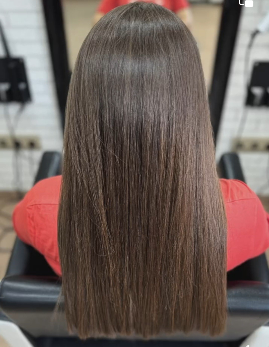 Cabello liso y suave después de un tratamiento en el salón de peluquería en Vélez-Málaga.