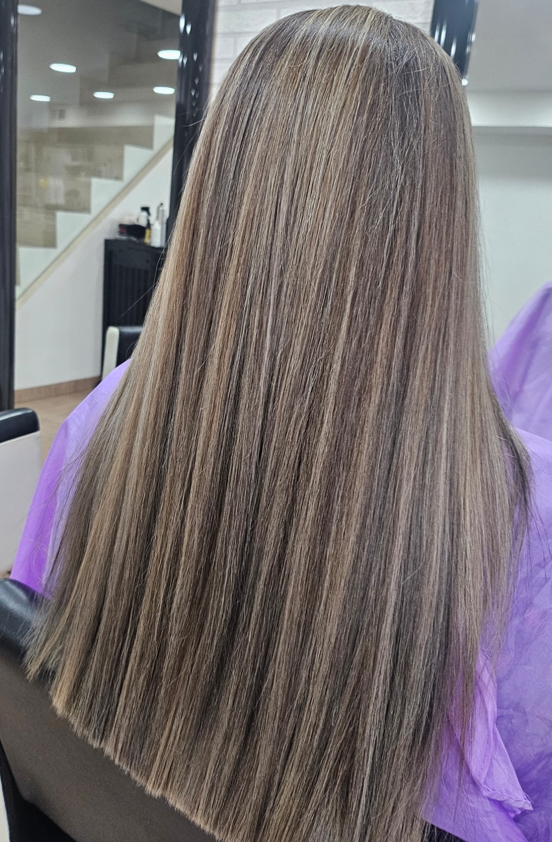 Cabello largo y saludable tras un tratamiento nutritivo en el salón de peluquería en Vélez-Málaga.